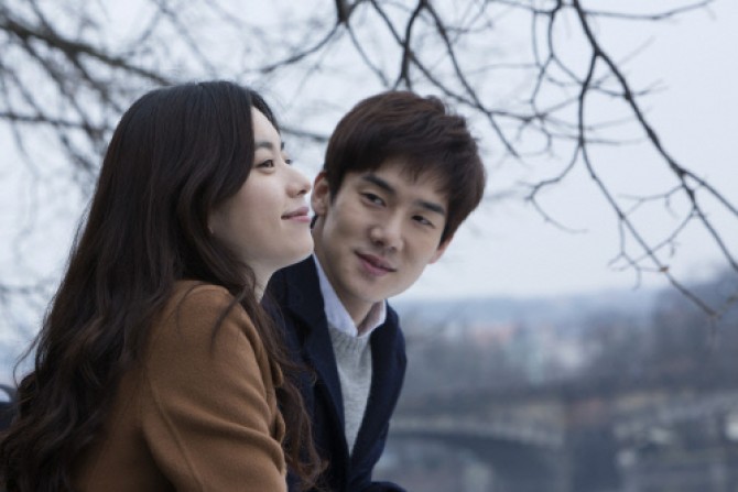 이별 후 불쑥 찾아온 이수(한효주)를 맞이하는 우진의 모습은 미남배우 유연석 씨가 연기했다. - NEW 제공